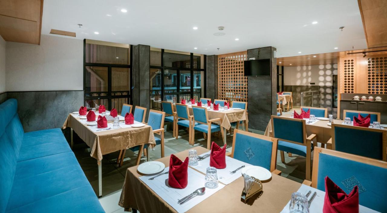 Townbridge Hotels & Suites Kochi Exterior foto