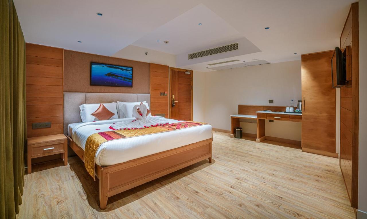 Townbridge Hotels & Suites Kochi Exterior foto