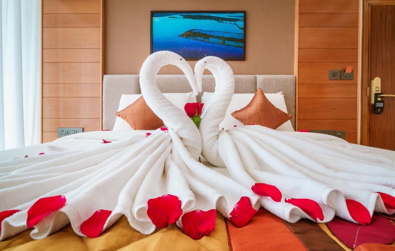 Townbridge Hotels & Suites Kochi Exterior foto
