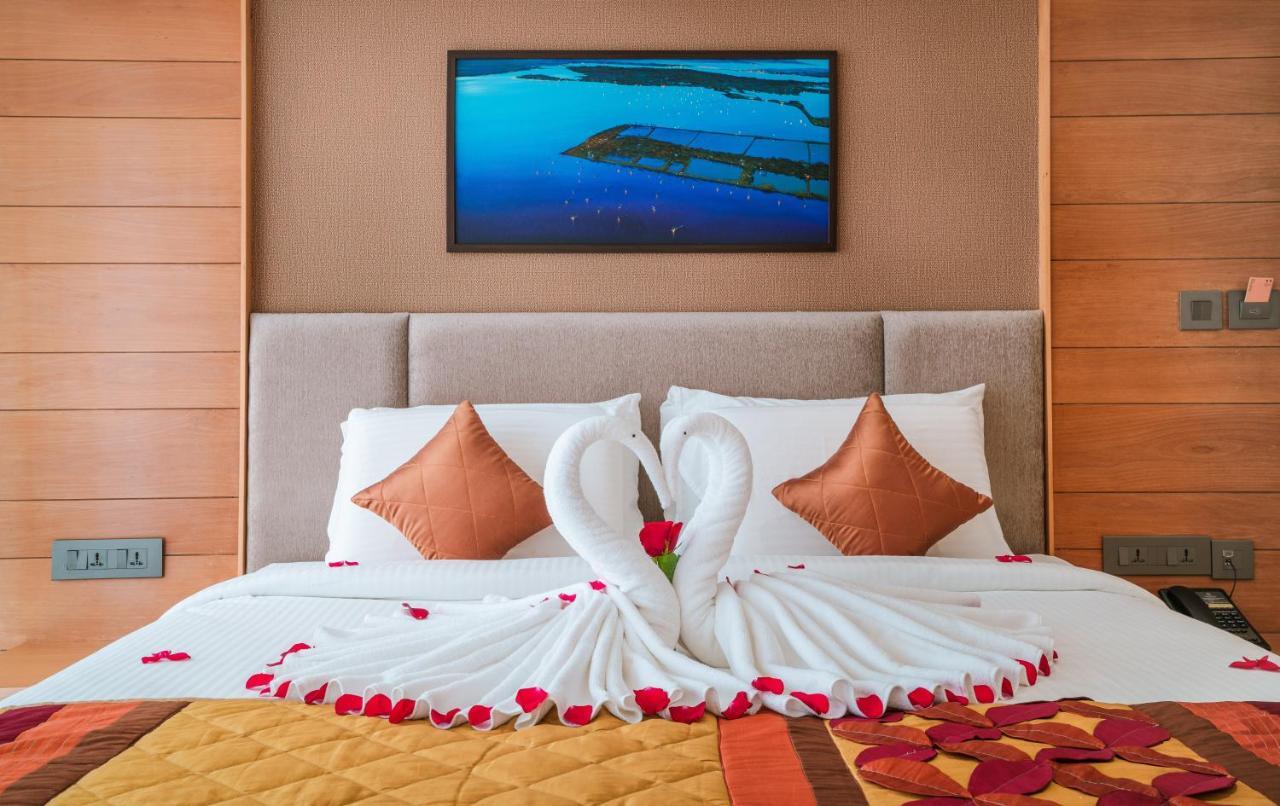 Townbridge Hotels & Suites Kochi Exterior foto