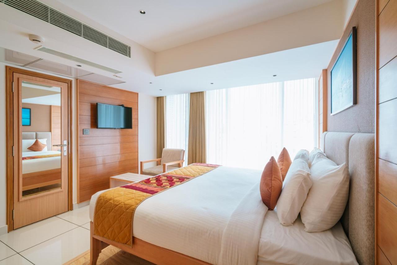 Townbridge Hotels & Suites Kochi Exterior foto
