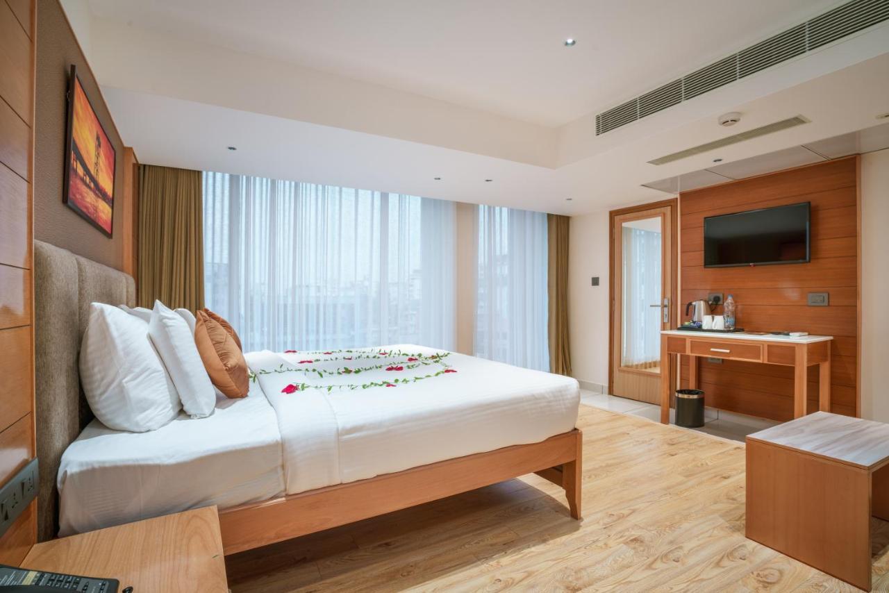 Townbridge Hotels & Suites Kochi Exterior foto
