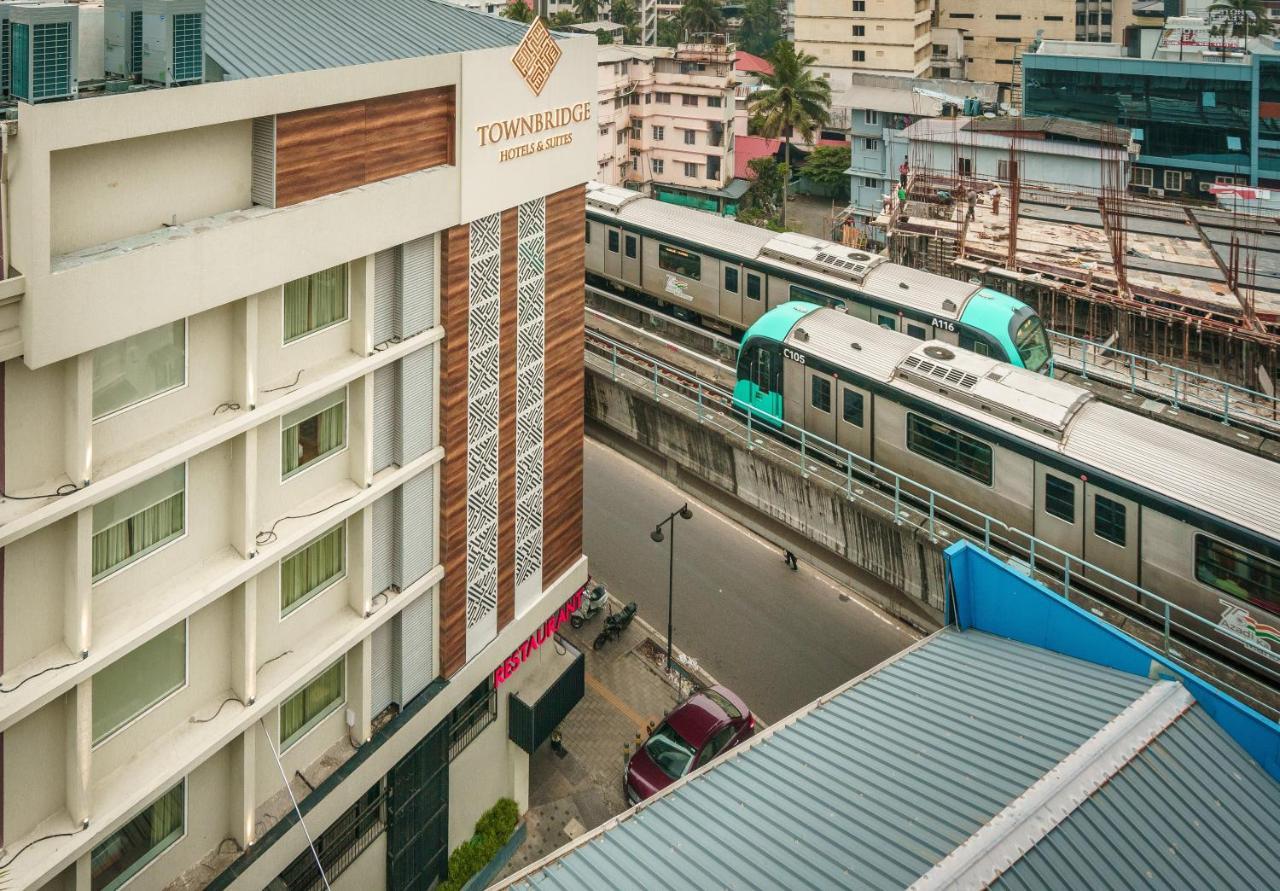 Townbridge Hotels & Suites Kochi Exterior foto